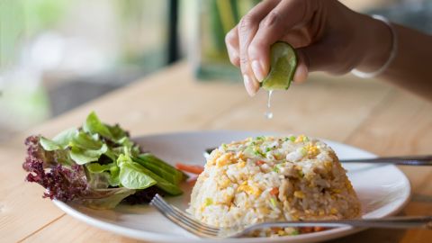 Пржен пиринач са поврћем као брз оброк